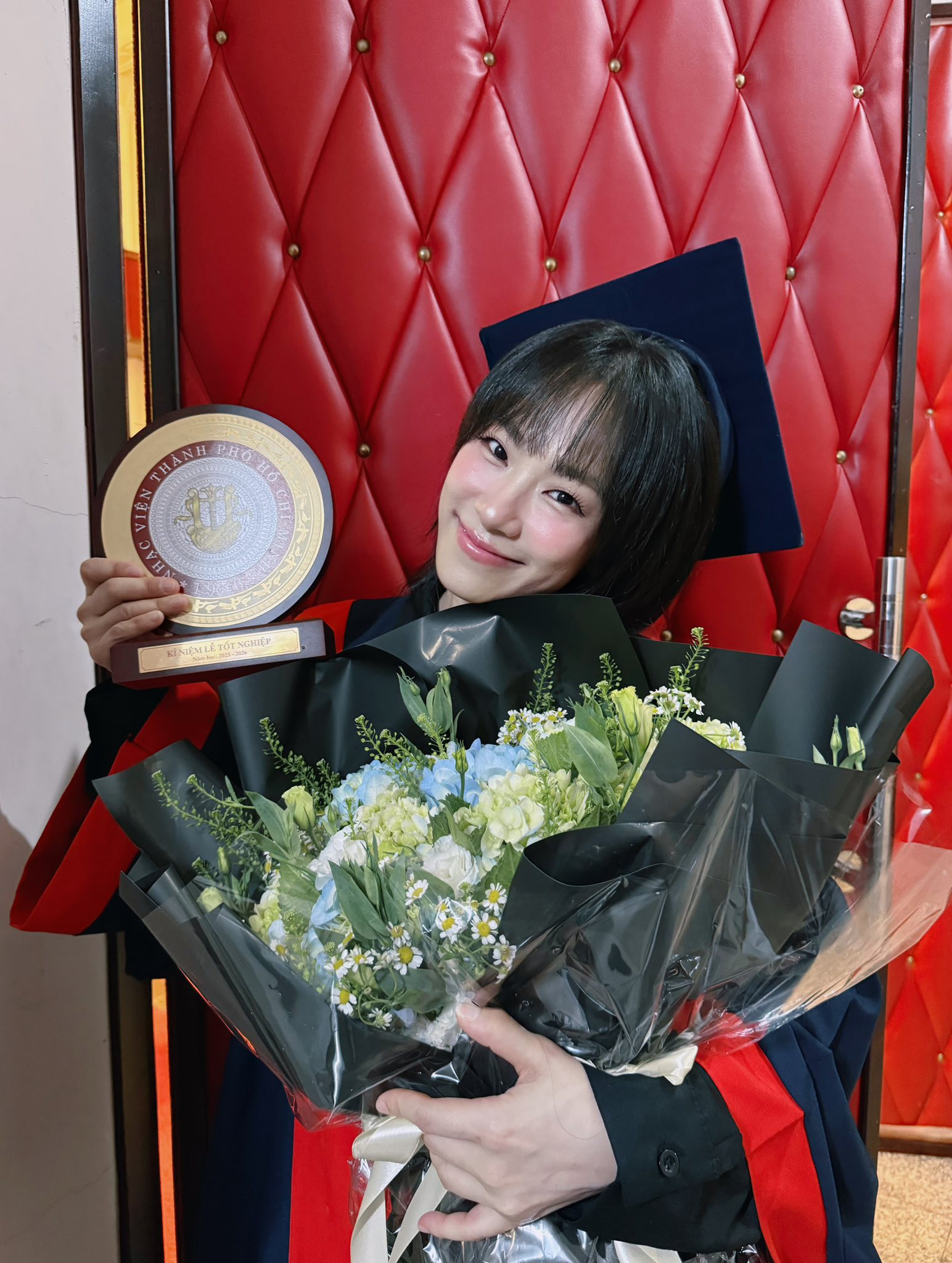 Lương B&iacute;ch Hữu lộ ảnh mới tốt nghiệp đại học ở tuổi 41, CĐM thốt l&ecirc;n trẻ hơn cả sinh vi&ecirc;n: B&iacute; quyết "chống gi&agrave;" g&oacute;i gọn trong 4 từ lần nữa dậy s&oacute;ng- Ảnh 3.