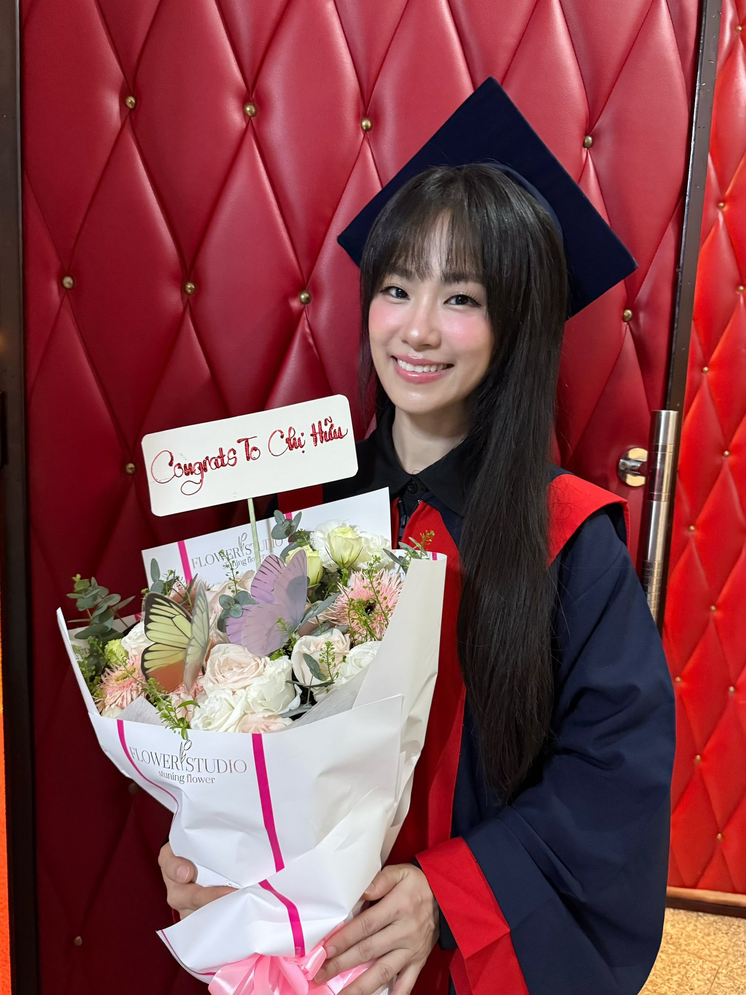 Lương B&iacute;ch Hữu lộ ảnh mới tốt nghiệp đại học ở tuổi 41, CĐM thốt l&ecirc;n trẻ hơn cả sinh vi&ecirc;n: B&iacute; quyết "chống gi&agrave;" g&oacute;i gọn trong 4 từ lần nữa dậy s&oacute;ng- Ảnh 4.