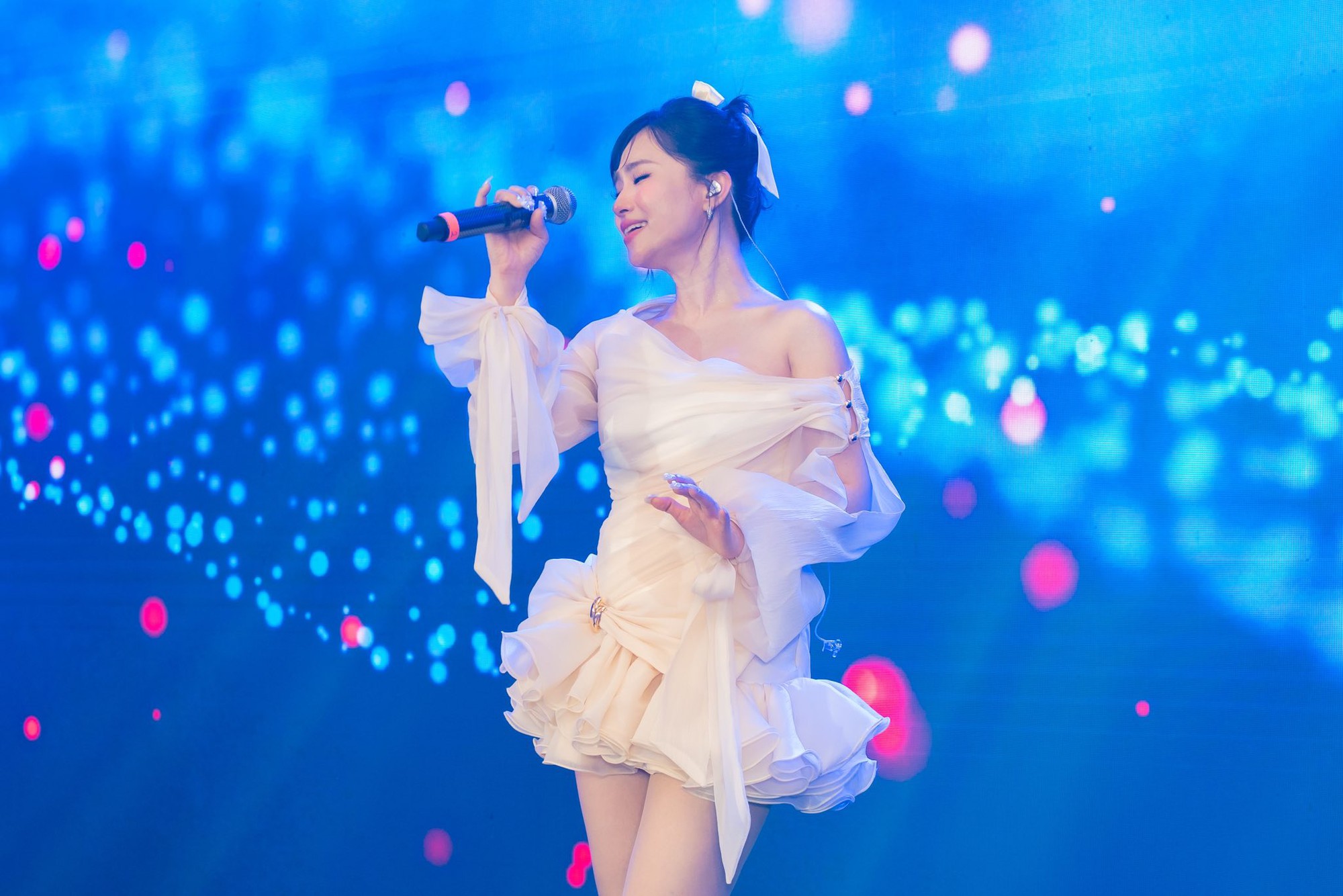 Lương B&iacute;ch Hữu lộ ảnh mới tốt nghiệp đại học ở tuổi 41, CĐM thốt l&ecirc;n trẻ hơn cả sinh vi&ecirc;n: B&iacute; quyết "chống gi&agrave;" g&oacute;i gọn trong 4 từ lần nữa dậy s&oacute;ng- Ảnh 9.