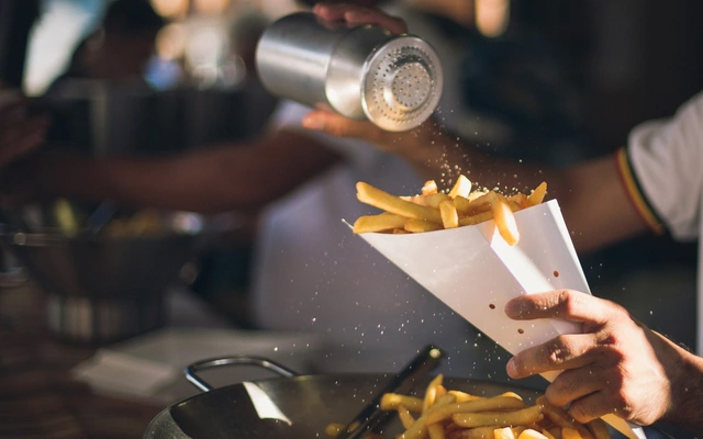 51 tuổi bị huyết áp cao, người đàn ông ngừng ăn muối hoàn toàn, 4 tháng sau bác sĩ nhìn chỉ số mặt biến sắc- Ảnh 4. 51 tuổi bị huyết áp cao, người đàn ông ngừng ăn muối hoàn toàn, 4 tháng sau bác sĩ nhìn chỉ số mặt biến sắc- Ảnh 4.