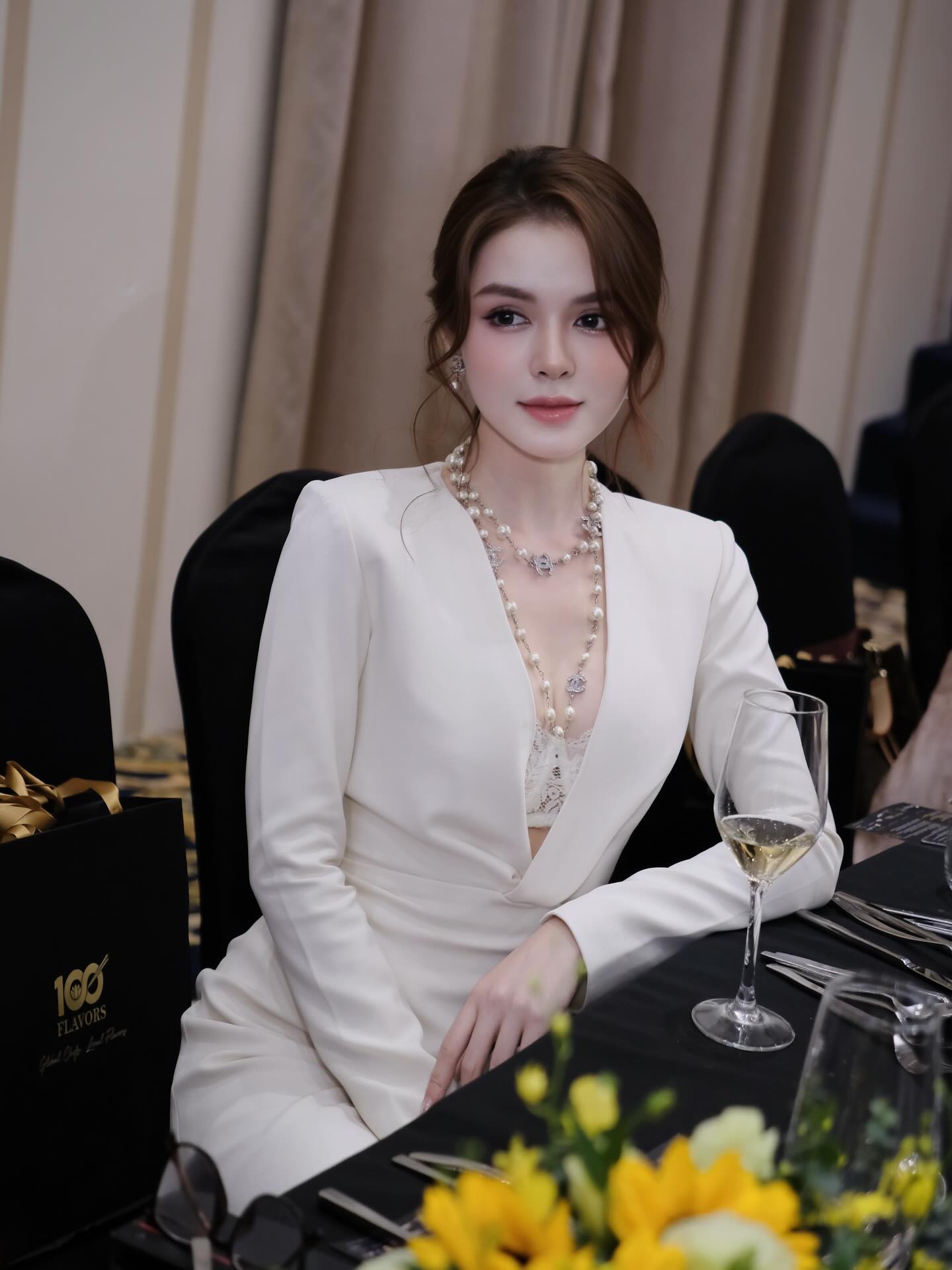 Một mỹ nh&acirc;n phim giờ v&agrave;ng h&uacute;t h&agrave;ng triệu lượt xem- Ảnh 11.