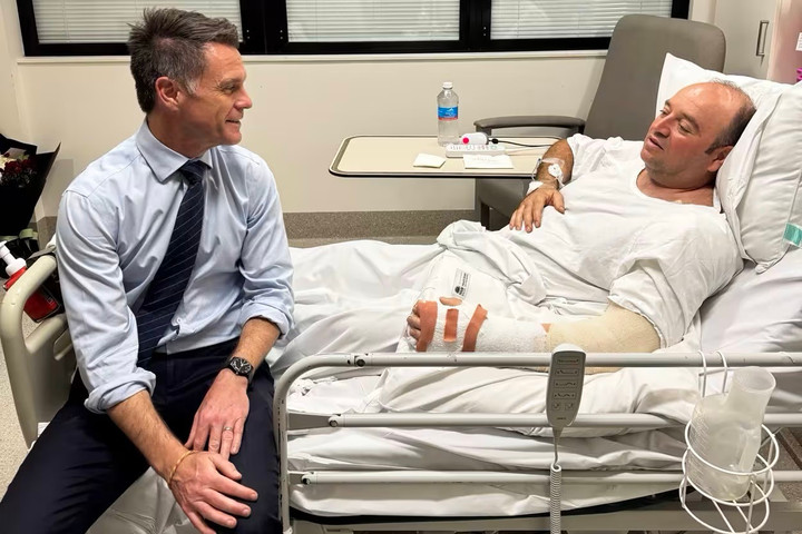 Ai bắn v&agrave;o c&aacute;nh tay người h&ugrave;ng khống chế kẻ giết người ở Australia?- Ảnh 1.