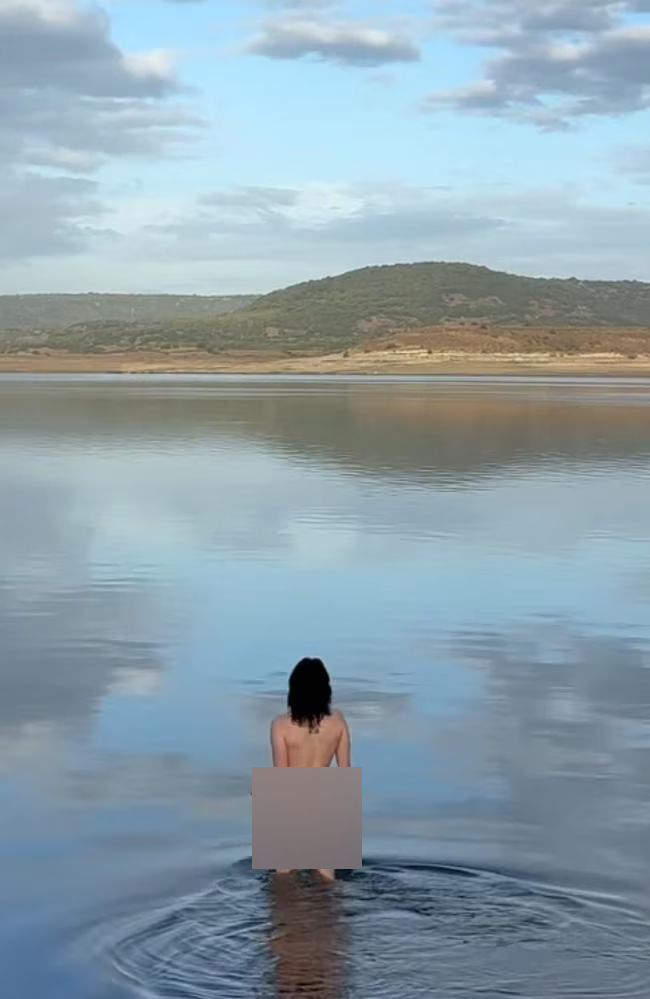 Sốc: Rầm rộ clip khỏa thân của nữ diễn viên phim giờ vàng- Ảnh 2. Sốc: Rầm rộ clip khỏa thân của nữ diễn viên phim giờ vàng- Ảnh 2.