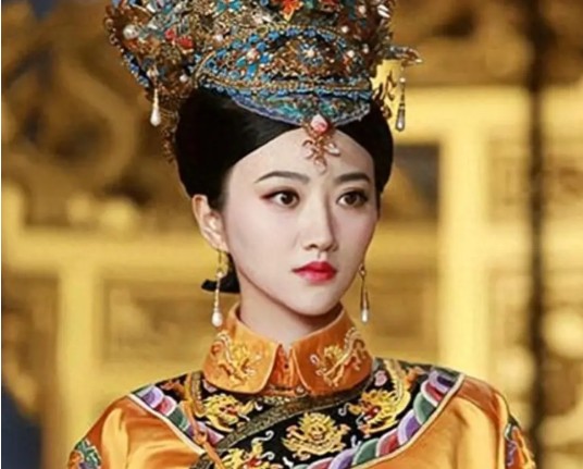 Phi tần 19 tuổi gả cho Càn Long ngoài 60: Được sủng ái đến mòn thẻ, đột ngột biến mất sau sinh nhật sớm- Ảnh 1. Phi tần 19 tuổi gả cho Càn Long ngoài 60: Được sủng ái đến mòn thẻ, đột ngột biến mất sau sinh nhật sớm- Ảnh 1.