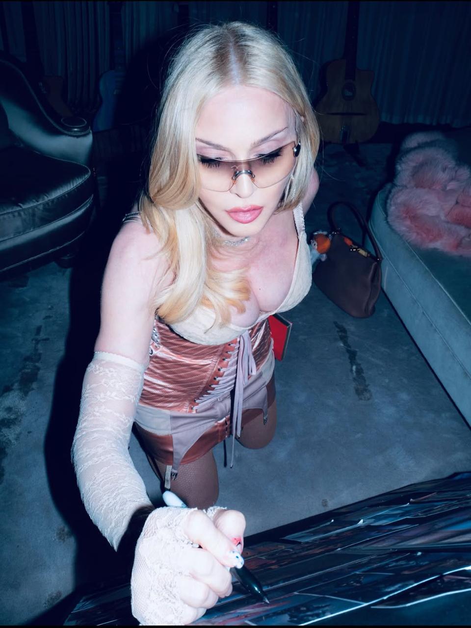 Sốc với loạt ảnh 18+ &ldquo;thả r&ocirc;ng&rdquo; của Madonna ở tuổi U70- Ảnh 3.