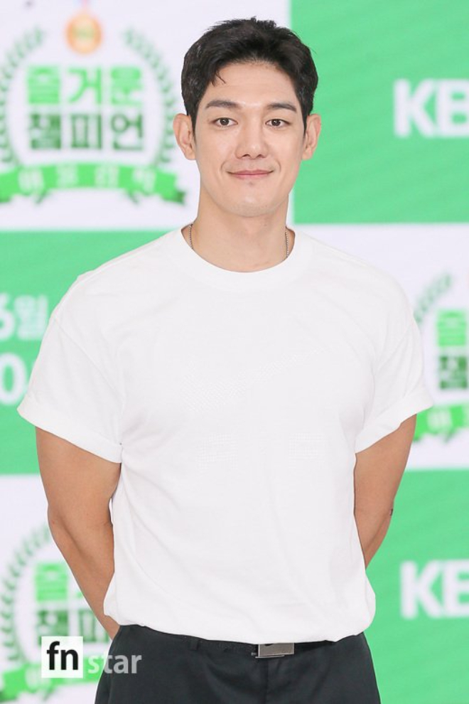 Nam diễn viên 1m86 cưới vợ và có 3 con từ lúc nào mà không ai hay biết- Ảnh 2. Nam diễn viên 1m86 cưới vợ và có 3 con từ lúc nào mà không ai hay biết- Ảnh 2.