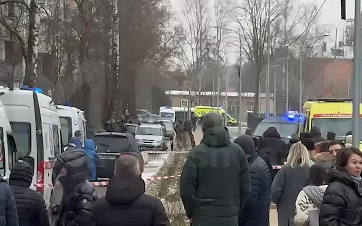 Nhiều phụ huynh tập trung trước cổng Trường Uspenskaya sau vụ đ&acirc;m dao (Ảnh: Telegram)