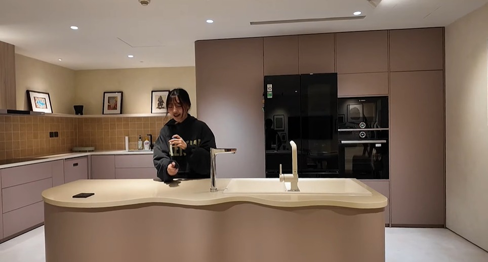 Sống đủ lâu để thấy: Nam nghệ sĩ mua nhà ở chung với bạn gái quản lý, vừa chính thức cầu hôn- Ảnh 9. Sống đủ lâu để thấy: Nam nghệ sĩ mua nhà ở chung với bạn gái quản lý, vừa chính thức cầu hôn- Ảnh 9.