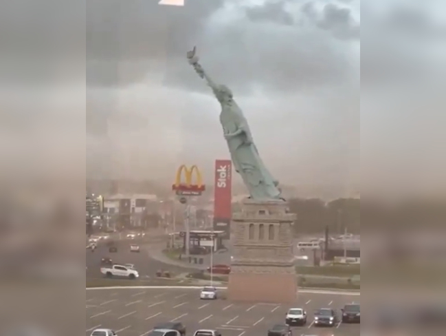 Tượng Nữ thần Tự do ở Brazil bị gió quật đổ- Ảnh 1. Tượng Nữ thần Tự do ở Brazil bị gió quật đổ- Ảnh 1.