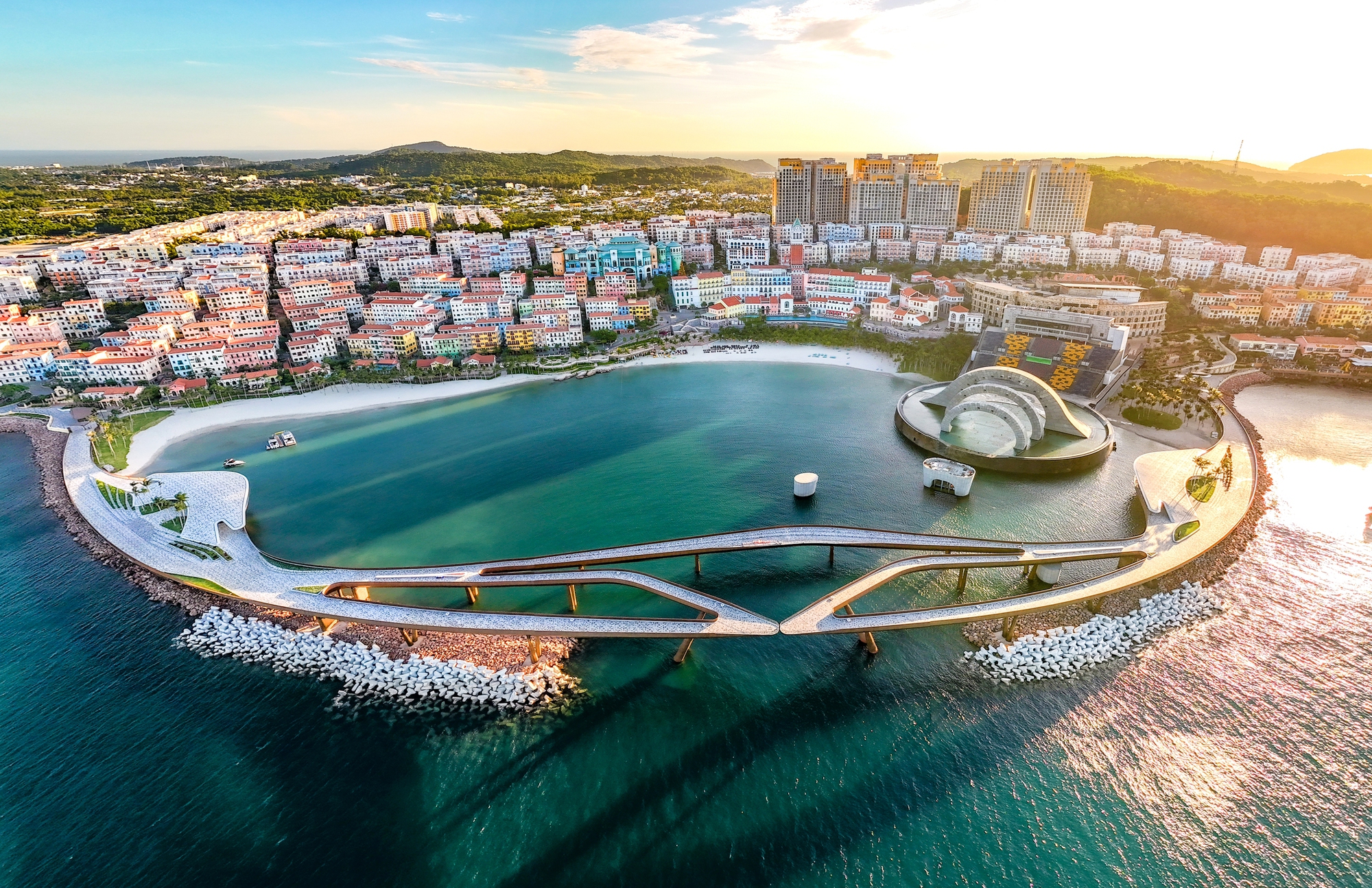 Du khách quốc tế thứ 20 triệu đến Việt Nam được tặng quà 500 triệu, có 2 người khác cũng nhận đặc quyền- Ảnh 5. Du khách quốc tế thứ 20 triệu đến Việt Nam được tặng quà 500 triệu, có 2 người khác cũng nhận đặc quyền- Ảnh 5.