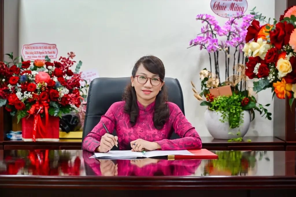 Nữ Gi&aacute;o sư c&oacute; profile cực đỉnh, vừa được Thủ tướng bổ nhiệm trở th&agrave;nh nữ Gi&aacute;m đốc đầu ti&ecirc;n trong lịch sử của Đại học Quốc gia TP. HCM- Ảnh 1.