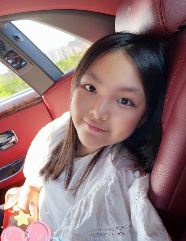 Con g&aacute;i n&oacute;i hớ 1 c&acirc;u, nữ MC nổi tiếng bị "n&eacute;m đ&aacute;" tơi bời: "C&ocirc; ta suốt ng&agrave;y khoe của n&ecirc;n con g&aacute;i mới chảnh choẹ như vậy"- Ảnh 2.