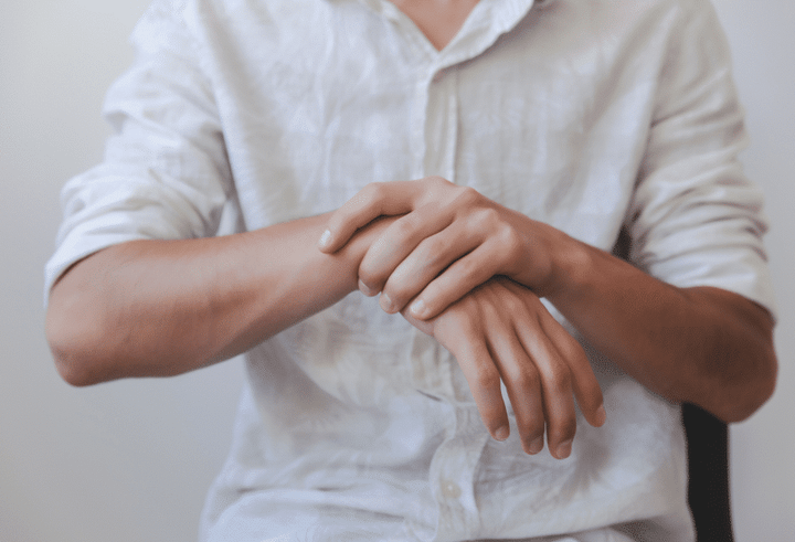 T&ecirc; tay tưởng l&agrave; chuyện nhỏ nhưng lại l&agrave; dấu hiệu của bệnh kh&oacute; chữa- Ảnh 1.