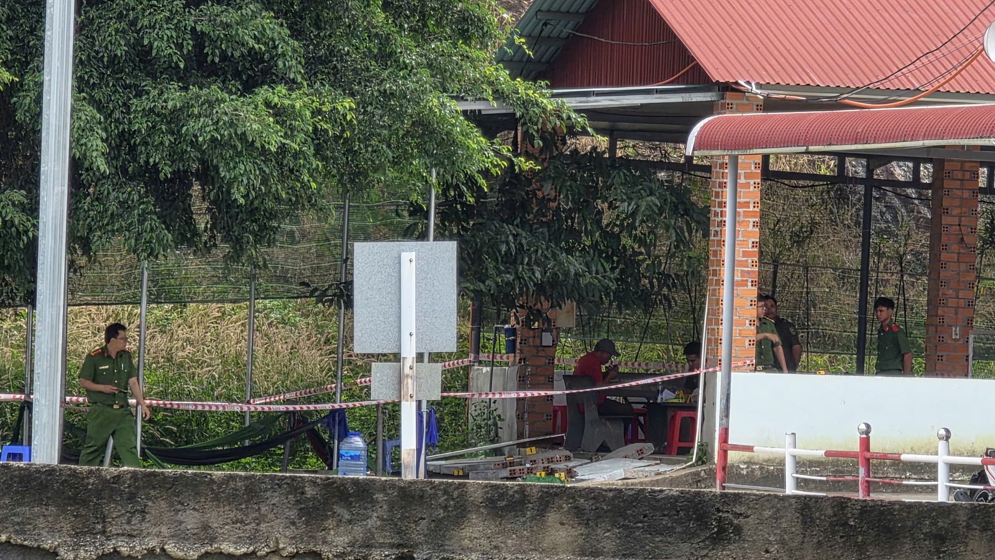 Sập tường căn-tin, 2 học viên thương vong trong khi chờ sát hạch lái xe- Ảnh 1. Sập tường căn-tin, 2 học viên thương vong trong khi chờ sát hạch lái xe- Ảnh 1.