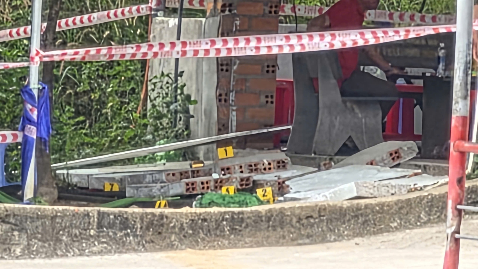 Sập tường căn-tin, 2 học viên thương vong trong khi chờ sát hạch lái xe- Ảnh 2. Sập tường căn-tin, 2 học viên thương vong trong khi chờ sát hạch lái xe- Ảnh 2.