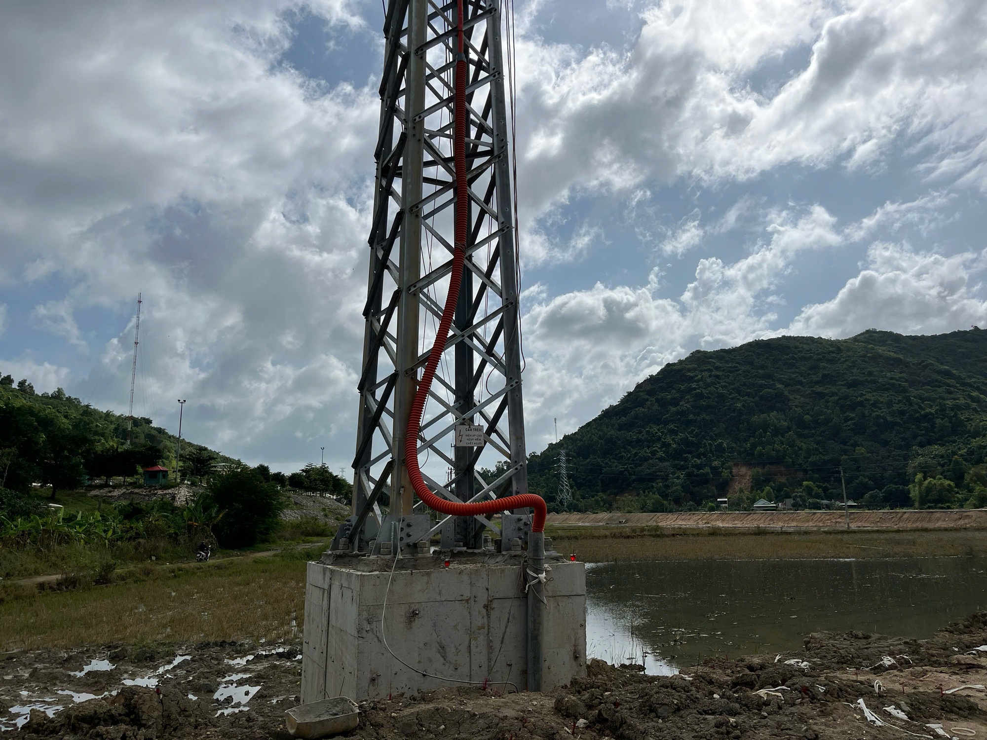 Vụ người đàn ông tử vong trên đường dây trung thế: Nghi vấn thuê "dắt dây" lao động- Ảnh 1. Vụ người đàn ông tử vong trên đường dây trung thế: Nghi vấn thuê "dắt dây" lao động- Ảnh 1.