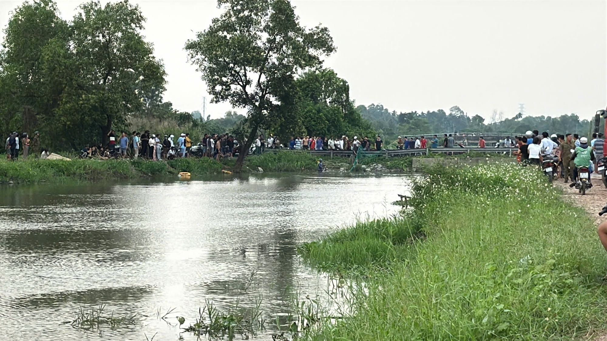 2 thiếu niên mất tích dưới con rạch ở TPHCM- Ảnh 1. 2 thiếu niên mất tích dưới con rạch ở TPHCM- Ảnh 1.