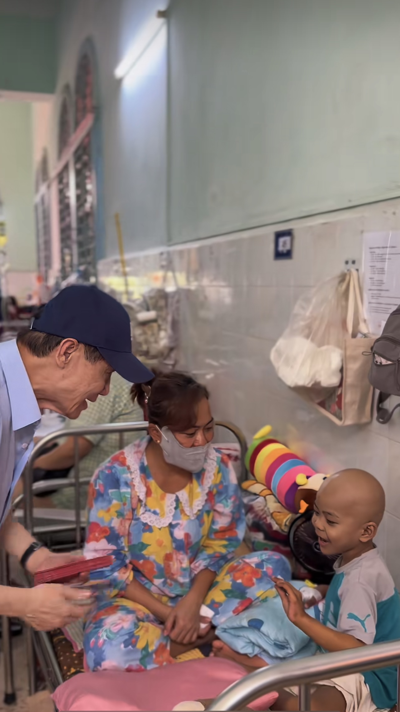 "&Ocirc;ng Bụt" 75 tuổi đi d&eacute;p l&ecirc;, mang t&uacute;i giấy, v&eacute;t hết 10 tỷ đồng tiền dưỡng gi&agrave; để l&agrave;m từ thiện: C&aacute;c con n&oacute;i "ba đ&oacute;ng hết đi, c&oacute; g&igrave; tụi con lo cho&rdquo;- Ảnh 2.