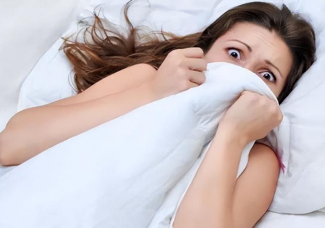 Cơ thể đột nhi&ecirc;n giật m&igrave;nh khi đang ngủ, c&oacute; phải n&atilde;o bộ lo lắng bạn ngủ qu&aacute; s&acirc;u n&ecirc;n đ&aacute;nh thức?- Ảnh 1.