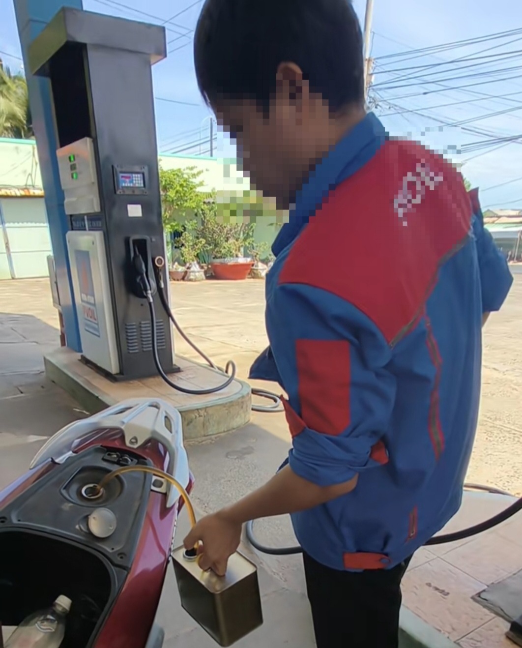 Kh&aacute;ch bị r&uacute;t lại xăng, dắt bộ do thanh to&aacute;n chuyển khoản- Ảnh 1.