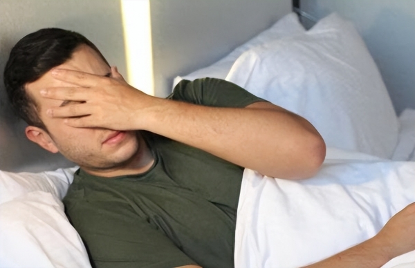 Cơ thể đột nhiên giật mình khi đang ngủ, có phải não bộ lo lắng bạn ngủ quá sâu nên đánh thức?- Ảnh 3. Cơ thể đột nhiên giật mình khi đang ngủ, có phải não bộ lo lắng bạn ngủ quá sâu nên đánh thức?- Ảnh 3.