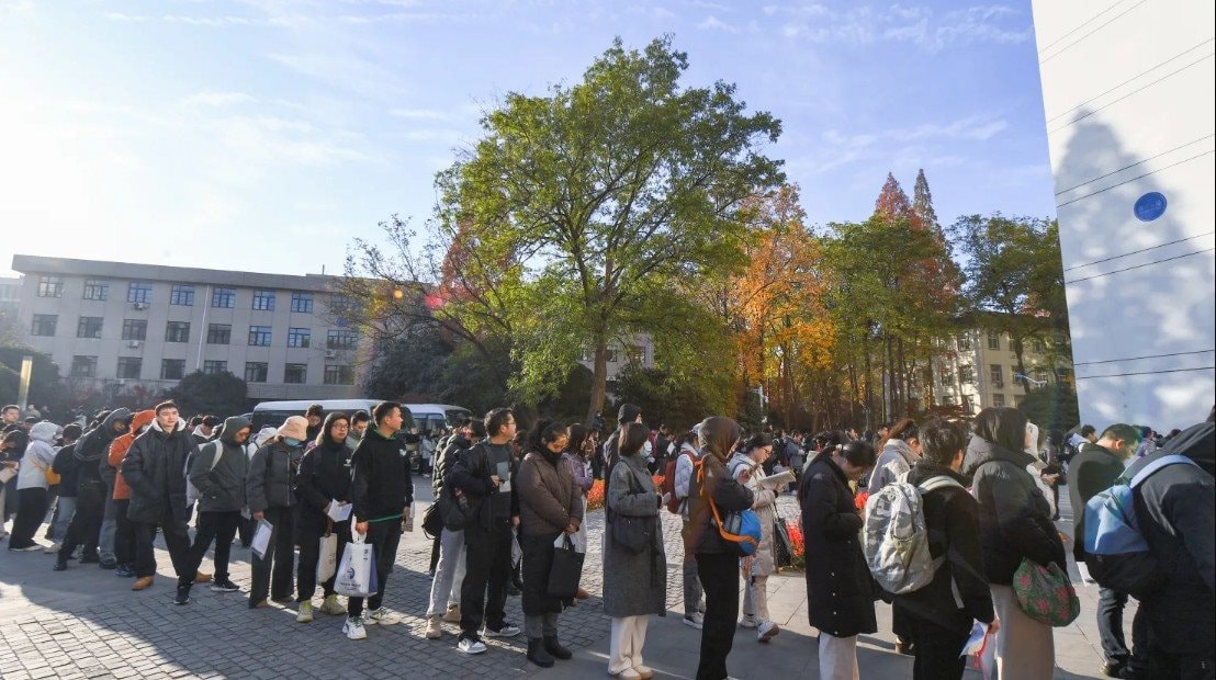 Kỷ lục: 3,7 triệu lao động trẻ Trung Quốc thi c&ocirc;ng chức, tỷ lệ chọi 1/100, c&oacute; nơi 6.470 hồ sơ nộp cho 1 vị tr&iacute;- Ảnh 1.