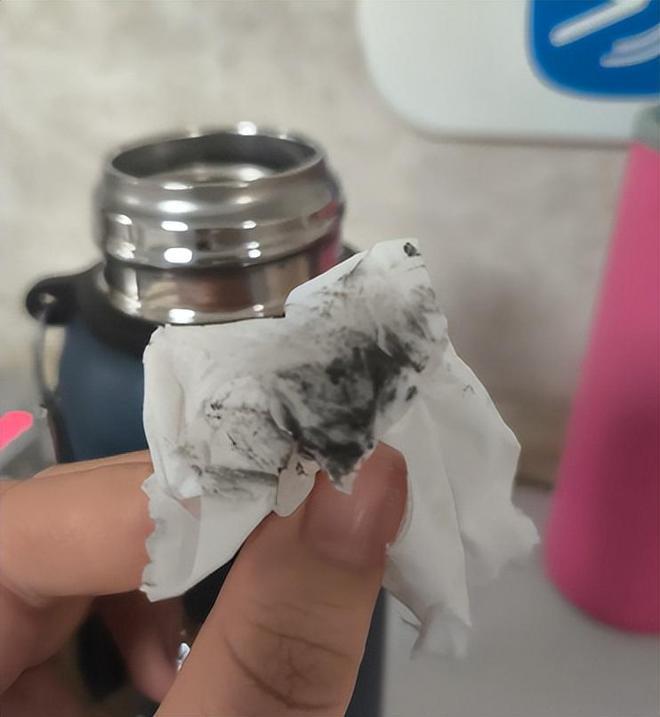 Khuy&ecirc;n thật: 3 loại cốc giữ nhiệt bị đưa v&agrave;o "danh s&aacute;ch đen", nước lọc cho v&agrave;o cũng th&agrave;nh thuốc độc, đừng chạy theo tr&agrave;o lưu m&agrave; mua!- Ảnh 2.