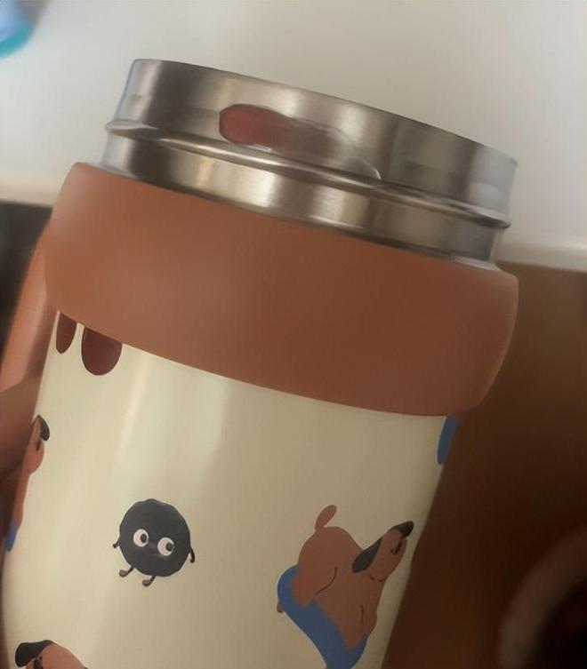 Khuy&ecirc;n thật: 3 loại cốc giữ nhiệt bị đưa v&agrave;o "danh s&aacute;ch đen", nước lọc cho v&agrave;o cũng th&agrave;nh thuốc độc, đừng chạy theo tr&agrave;o lưu m&agrave; mua!- Ảnh 5.