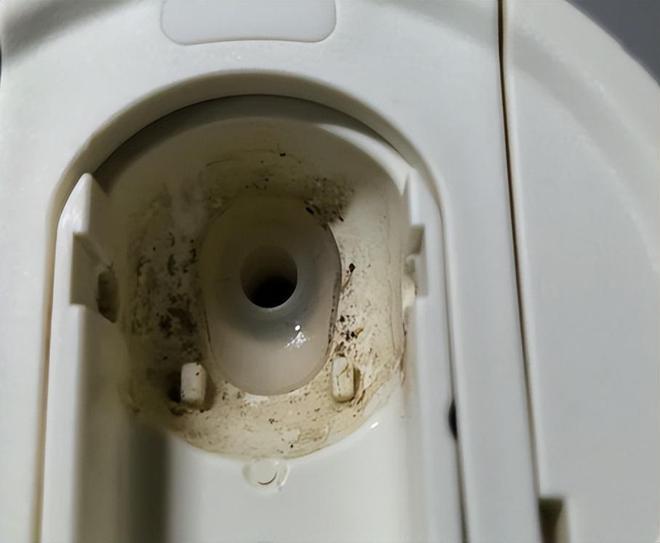 Khuy&ecirc;n thật: 3 loại cốc giữ nhiệt bị đưa v&agrave;o "danh s&aacute;ch đen", nước lọc cho v&agrave;o cũng th&agrave;nh thuốc độc, đừng chạy theo tr&agrave;o lưu m&agrave; mua!- Ảnh 4.