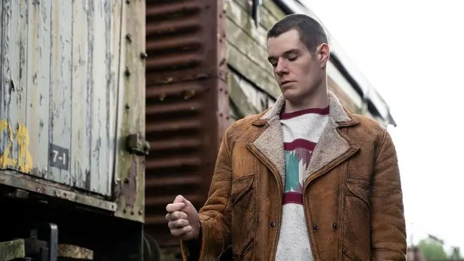 Xem phim Sex Education, t&ocirc;i lạnh người khi nhớ lại lần m&igrave;nh t&aacute;t con: "Từng đau m&agrave; sao vẫn mắc sai lầm như thế hệ trước?"- Ảnh 1.