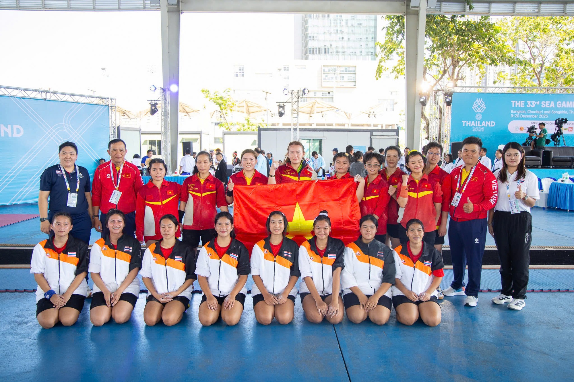 K&eacute;o co Việt Nam đụng độ Th&aacute;i Lan cực khốc liệt, gi&agrave;nh lu&ocirc;n huy chương v&agrave;ng SEA Games- Ảnh 8.