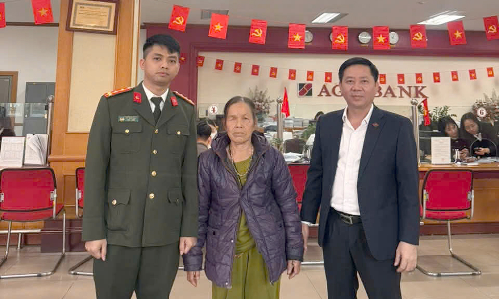 Người phụ nữ SN 1951 đến Agribank chuyển khoản 500 triệu đồng nhưng c&aacute;n bộ kh&ocirc;ng thực hiện giao dịch, b&aacute;o c&ocirc;ng an kiểm tra- Ảnh 1.