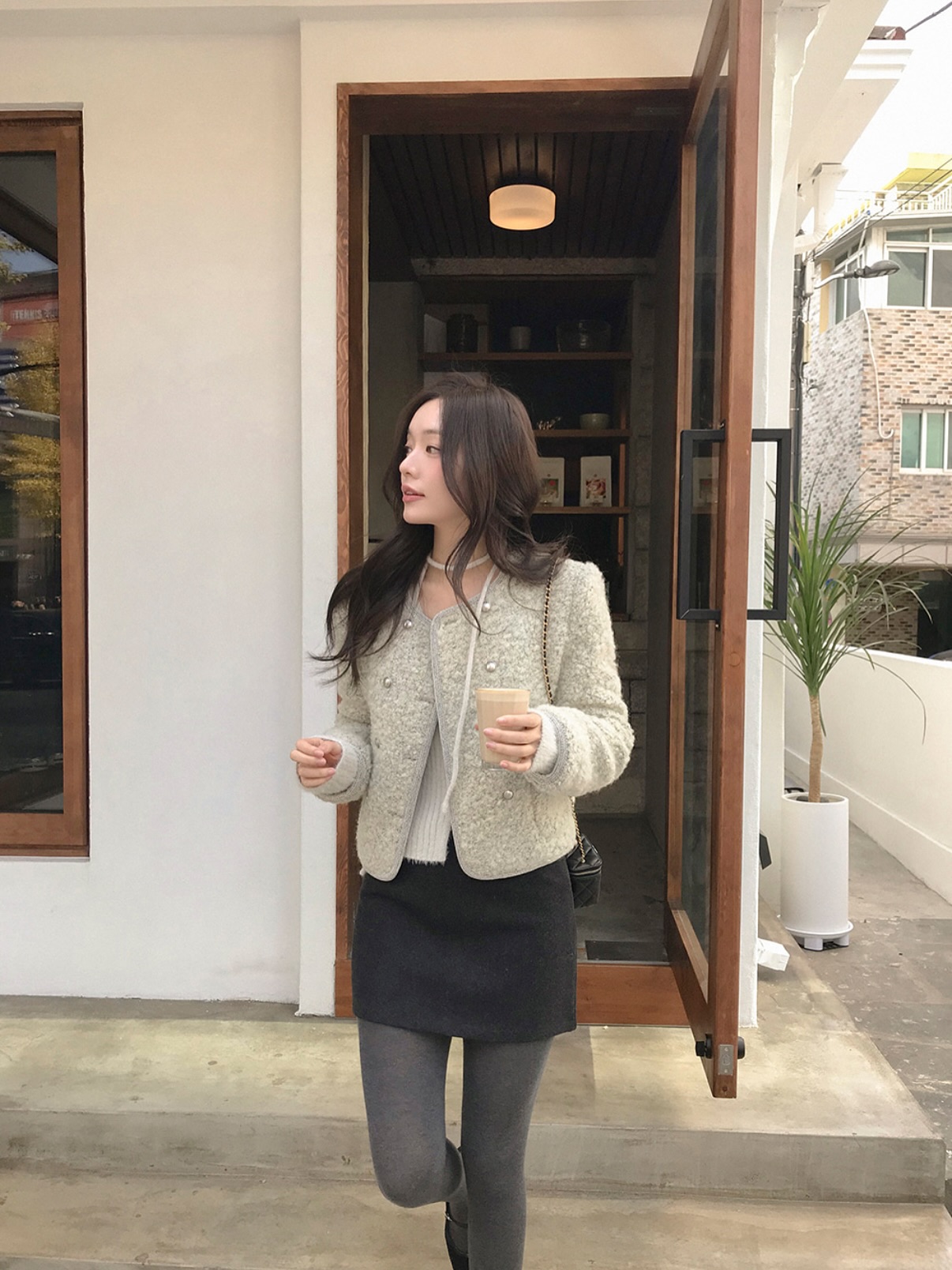 5 c&ocirc;ng thức mặc ch&acirc;n v&aacute;y ngắn lung linh từ m&ugrave;a lễ hội cuối năm tới tận sang xu&acirc;n vẫn đẹp- Ảnh 1.