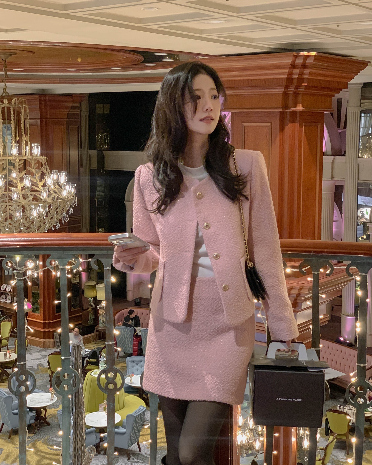 5 c&ocirc;ng thức mặc ch&acirc;n v&aacute;y ngắn lung linh từ m&ugrave;a lễ hội cuối năm tới tận sang xu&acirc;n vẫn đẹp- Ảnh 9.