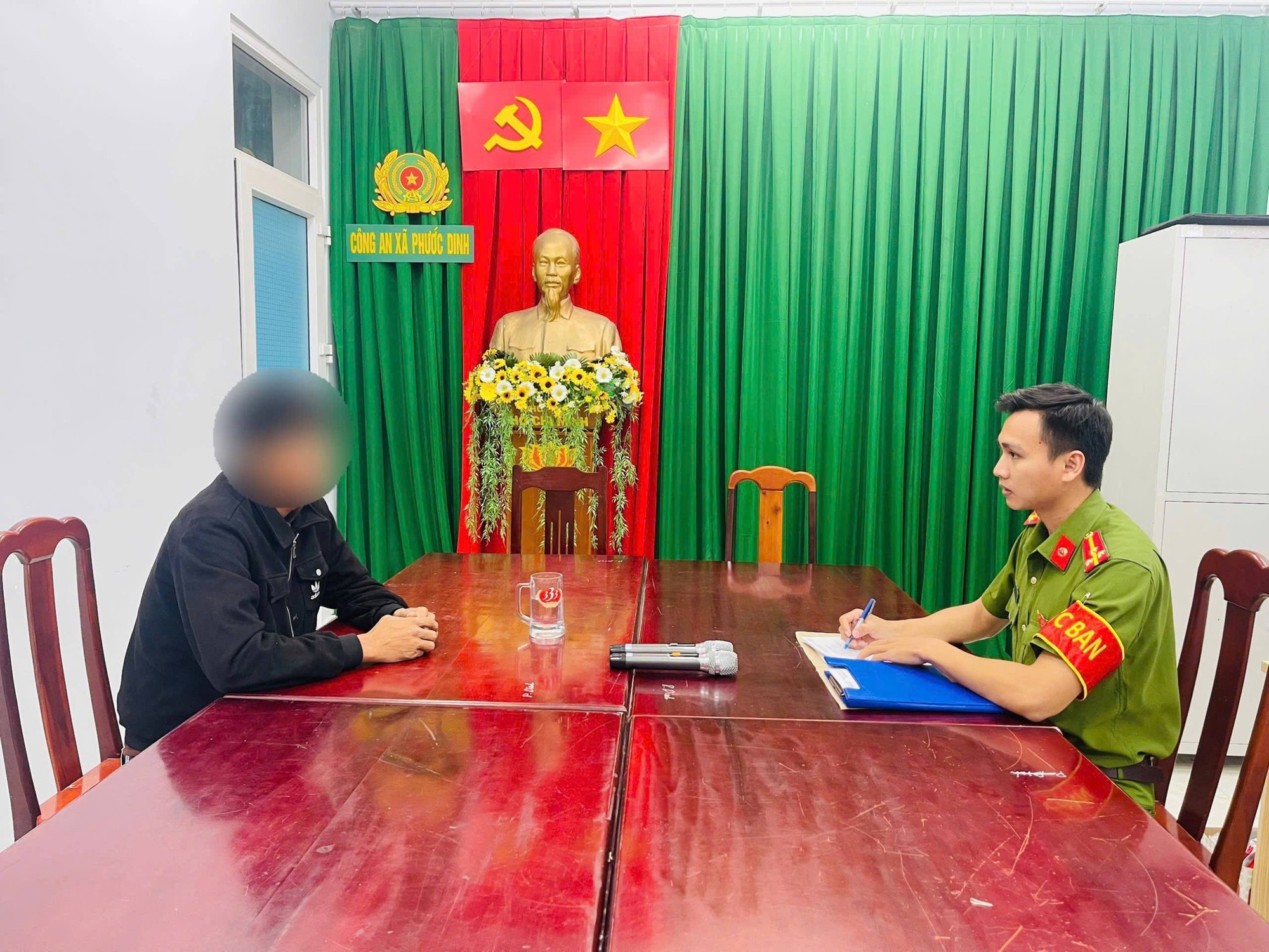 Uống rượu bia, cao hứng h&aacute;t &ldquo;G&aacute;nh mẹ&rdquo; qu&aacute; to, thanh ni&ecirc;n 29 tuổi được h&agrave;ng x&oacute;m &ldquo;g&aacute;nh&rdquo; thẳng l&ecirc;n C&ocirc;ng an- Ảnh 1.