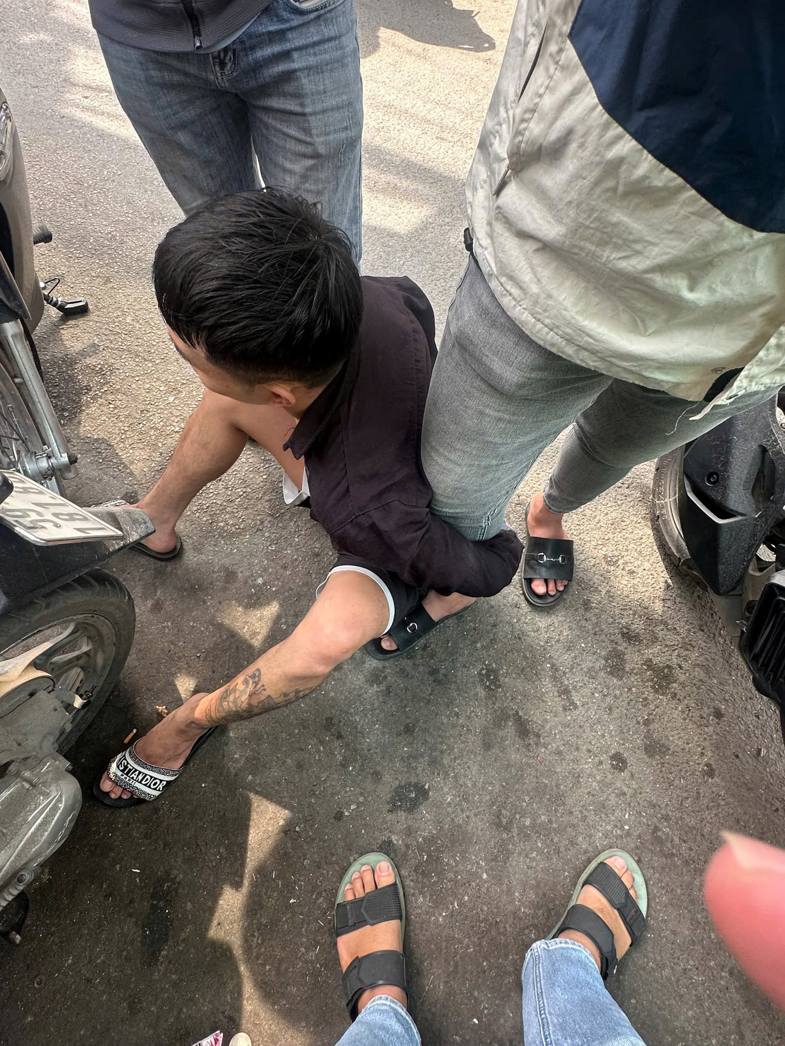 Bắt thanh ni&ecirc;n trộm iPhone 15 ProMax của b&eacute; g&aacute;i đi mua b&aacute;nh tại TPHCM- Ảnh 1.