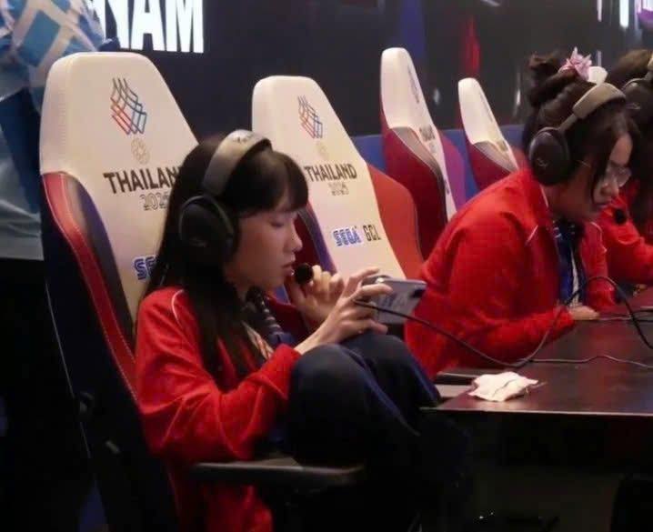 Bức ảnh viral nhất h&ocirc;m nay: D&aacute;ng ngồi ung dung mang về tấm HCV SEA Games cho Li&ecirc;n Qu&acirc;n Mobile Việt Nam- Ảnh 2.