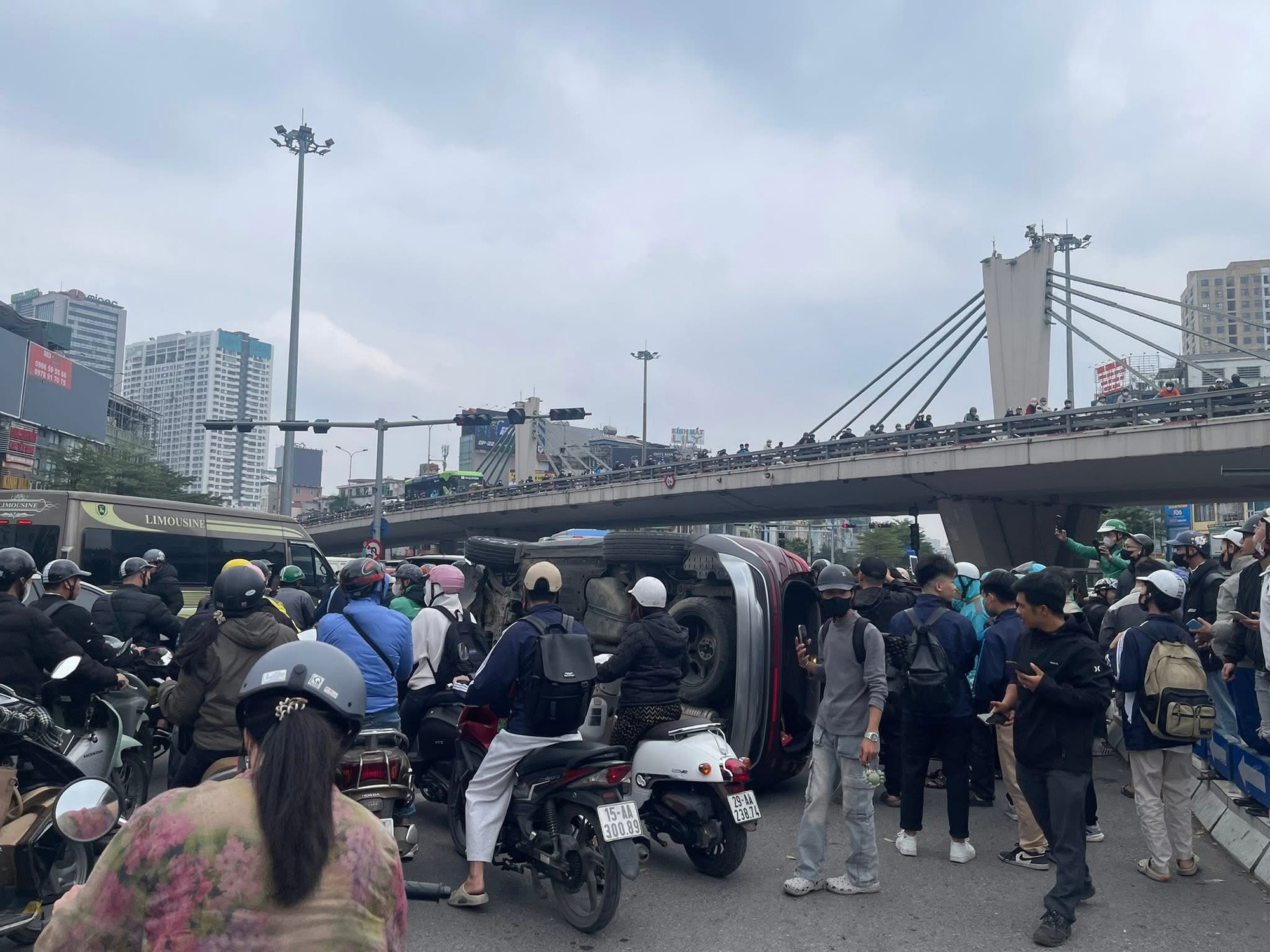 Nguy&ecirc;n nh&acirc;n vụ &ocirc; t&ocirc; Santa Fe lật nghi&ecirc;ng giữa Ng&atilde; Tư Sở khiến giao th&ocirc;ng &ugrave;n tắc- Ảnh 3.