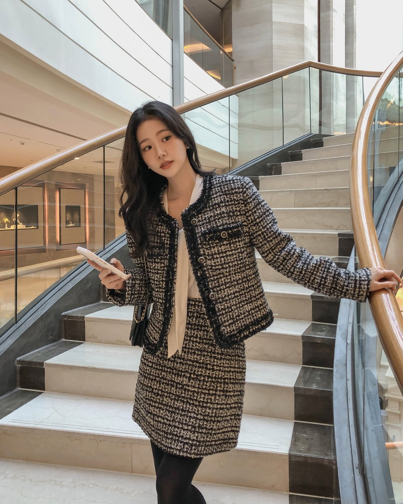 5 c&ocirc;ng thức mặc ch&acirc;n v&aacute;y ngắn lung linh từ m&ugrave;a lễ hội cuối năm tới tận sang xu&acirc;n vẫn đẹp- Ảnh 8.