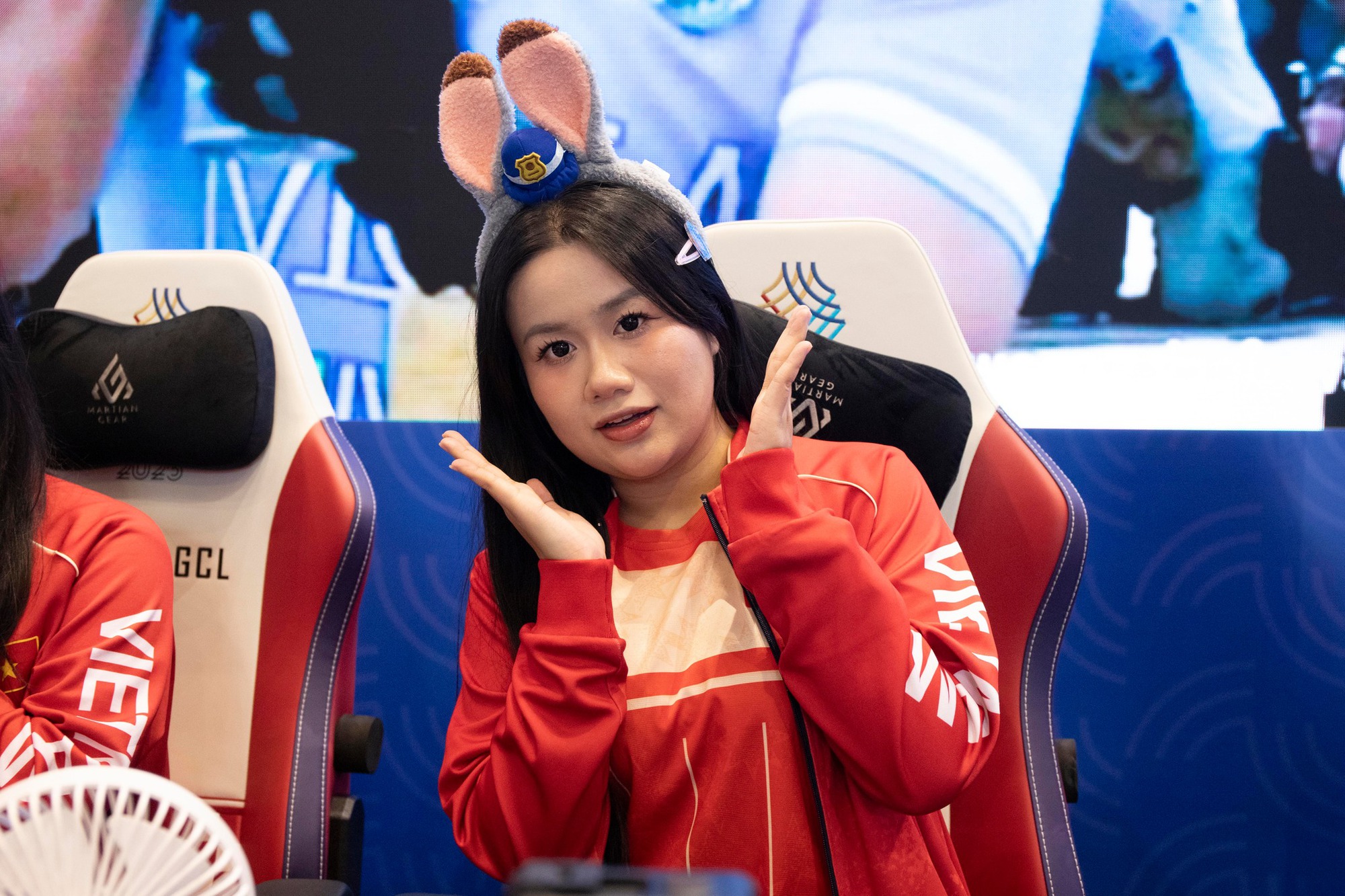 Fan girl th&agrave;nh c&ocirc;ng nhất l&uacute;c n&agrave;y l&agrave; ai: Gi&agrave;nh HCV SEA Games, vỡ &ograve;a bật kh&oacute;c v&igrave; được SOOBIN ch&uacute;c mừng- Ảnh 2.