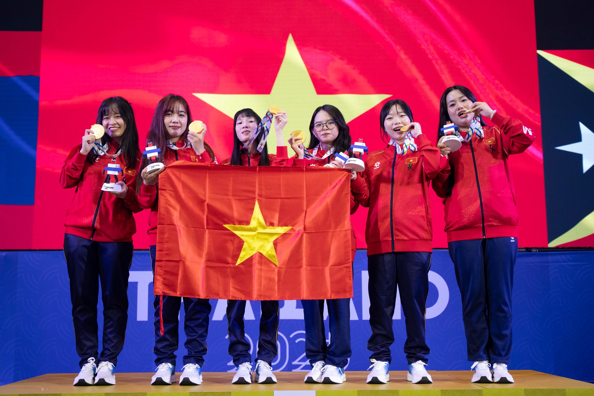 Fan girl th&agrave;nh c&ocirc;ng nhất l&uacute;c n&agrave;y l&agrave; ai: Gi&agrave;nh HCV SEA Games, vỡ &ograve;a bật kh&oacute;c v&igrave; được SOOBIN ch&uacute;c mừng- Ảnh 1.