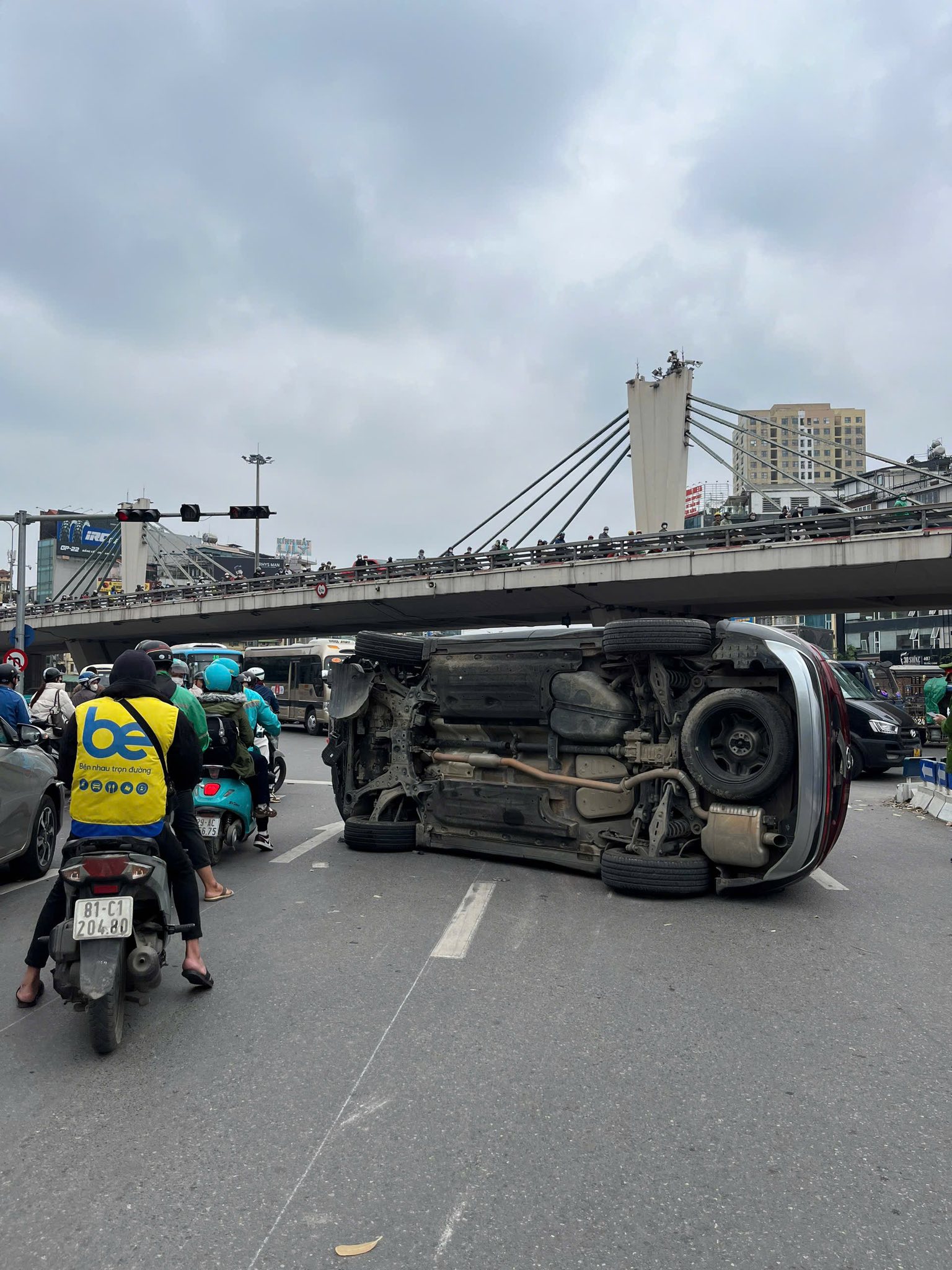 Nguy&ecirc;n nh&acirc;n vụ &ocirc; t&ocirc; Santa Fe lật nghi&ecirc;ng giữa Ng&atilde; Tư Sở khiến giao th&ocirc;ng &ugrave;n tắc- Ảnh 2.