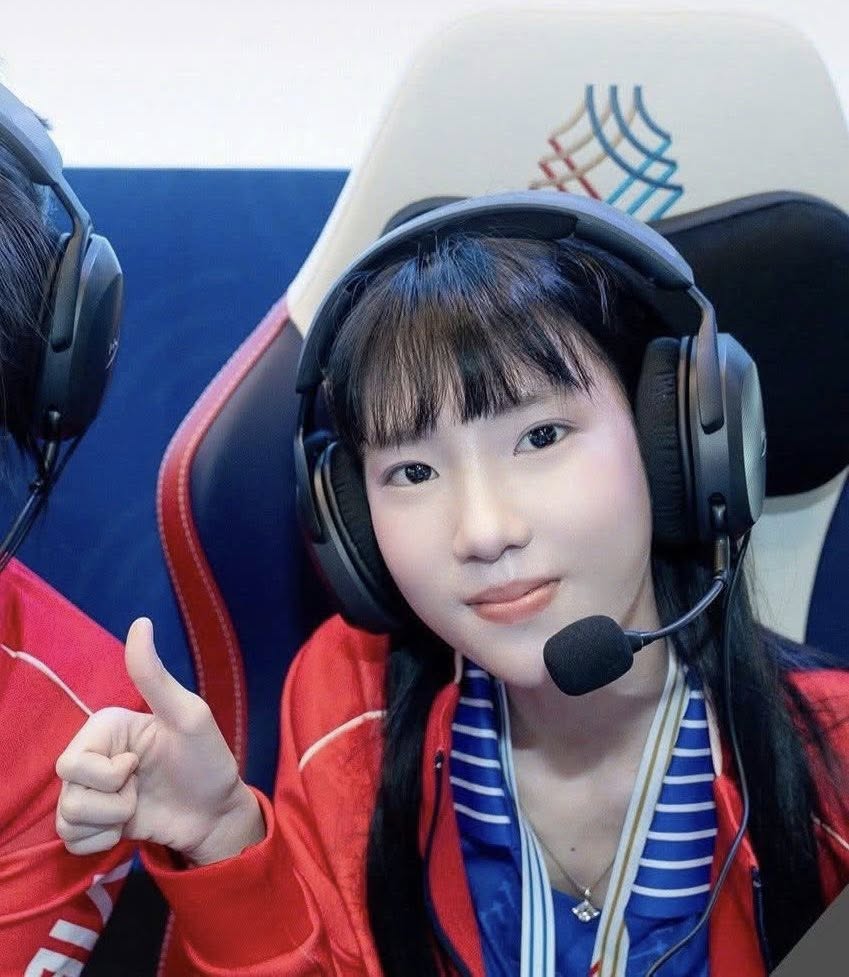 Bức ảnh viral nhất h&ocirc;m nay: D&aacute;ng ngồi ung dung mang về tấm HCV SEA Games cho Li&ecirc;n Qu&acirc;n Mobile Việt Nam- Ảnh 4.