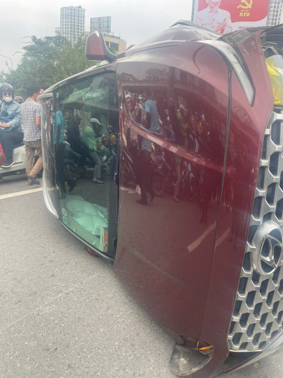 Nguy&ecirc;n nh&acirc;n vụ &ocirc; t&ocirc; Santa Fe lật nghi&ecirc;ng giữa Ng&atilde; Tư Sở khiến giao th&ocirc;ng &ugrave;n tắc- Ảnh 1.