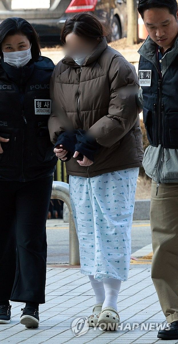 Vụ b&eacute; sơ sinh bị bỏ trong t&uacute;i giấy tử vong ở H&agrave;n Quốc: Nữ du học sinh người Việt xuất hiện tại t&ograve;a &aacute;n, đối mặt nguy cơ bị bắt giam- Ảnh 1.