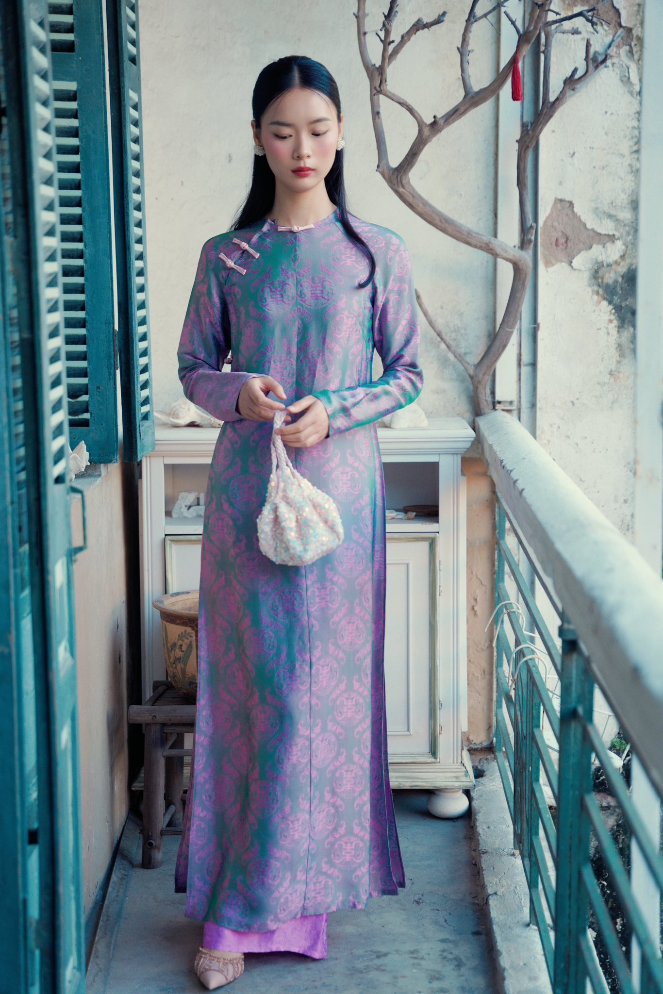 Hà Tăng lại tạo trend áo dài Tết: Local brand đồng loạt ra mắt các thiết kế, tôn trọn khí chất phụ nữ tuổi 35+- Ảnh 7. Hà Tăng lại tạo trend áo dài Tết: Local brand đồng loạt ra mắt các thiết kế, tôn trọn khí chất phụ nữ tuổi 35+- Ảnh 7.