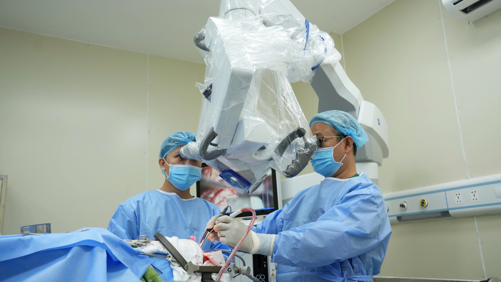 150 ph&uacute;t nghẹt thở với người đ&agrave;n &ocirc;ng v&agrave;o bệnh viện trong t&igrave;nh trạng đau đầu dữ dội- Ảnh 3.