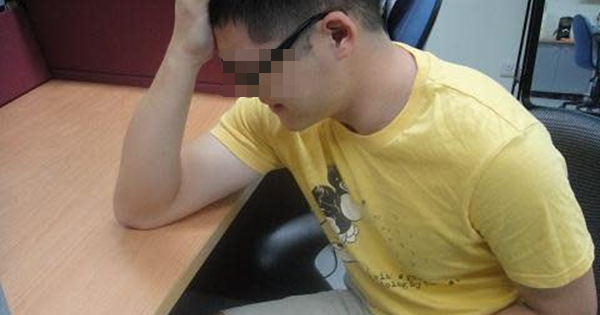 Người đ&agrave;n &ocirc;ng ngứa ng&aacute;y v&ugrave;ng k&iacute;n, vừa cởi quần ra, b&aacute;c sĩ cho&aacute;ng v&aacute;ng v&igrave;&hellip; thứ b&ograve; l&uacute;c nh&uacute;c b&ecirc;n trong