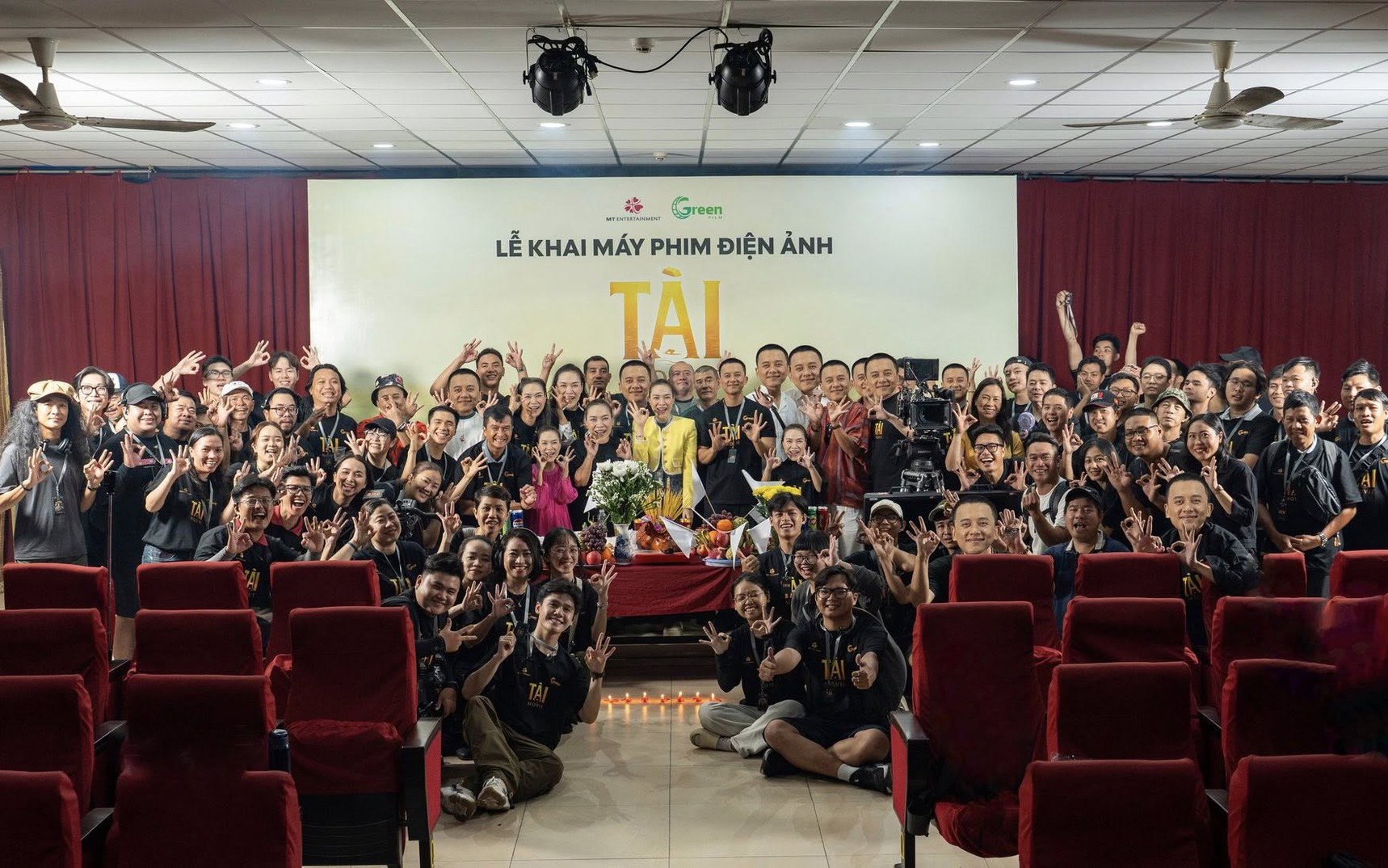 Ph&oacute;ng to bức ảnh chụp Mỹ T&acirc;m v&agrave; Mai T&agrave;i Phến, cả MXH hốt hoảng v&igrave; 1 chi tiết đ&aacute;ng sợ