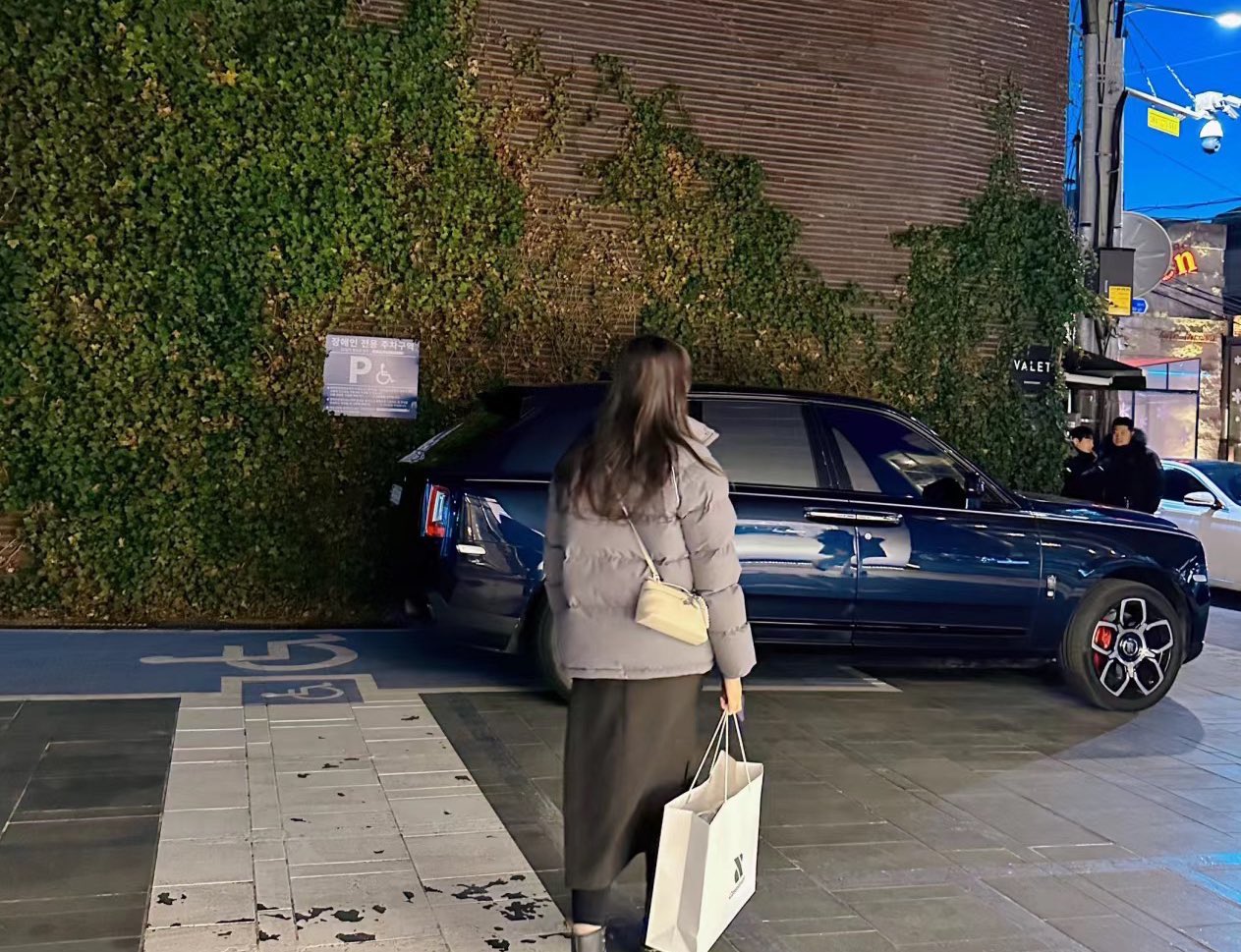 B&ugrave;ng nổ tin &ldquo;anh sếp showbiz&rdquo; bỏ n&agrave;ng thơ cặp k&egrave; nữ CEO c&oacute; chồng, l&aacute;i si&ecirc;u xe 11 tỷ đưa nh&acirc;n t&igrave;nh đi chơi- Ảnh 2.